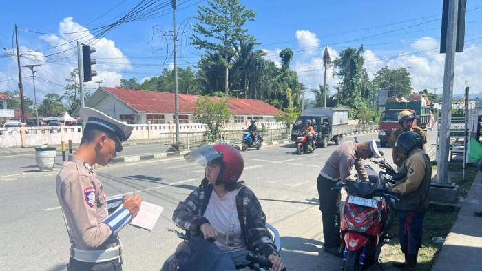 RAZIA - Sejumlah anggota Satlantas Polres Halmahera Selatan, Maluku Utara, saat memeriksa surat-surat kendaraan sejumlah pengendara di jalan raya Labuha dalam razia beberapa waktu lalu.