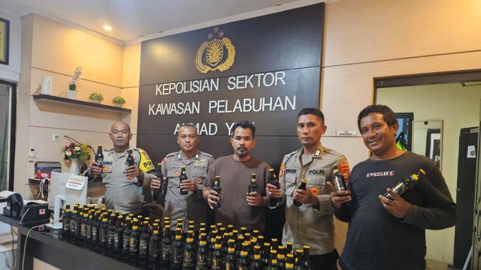 MIRAS - Anggota Polsek kawasan pelabuhan Ahmad Yani Ternate kembali mengamankan puluhan botol minuman keras berlabel jenis bir hitam yang masuk ke Ternate lewat jalur laut, Jumat (22/5/2026).