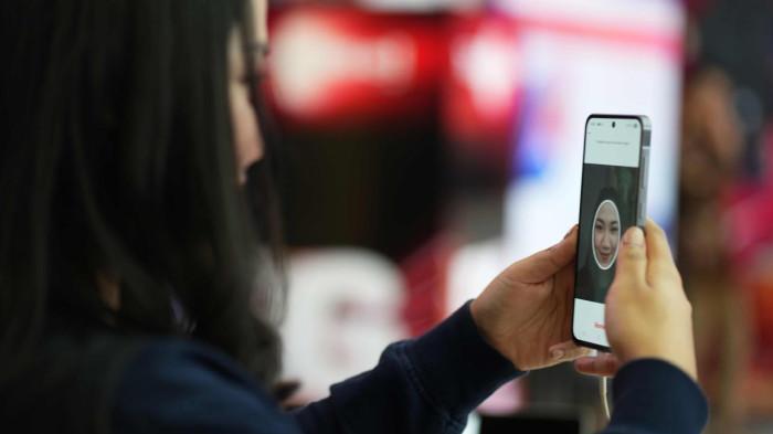 TELKOMSEL - Visual biometrik wajah untuk registrasi nomor baru telkomsel. Telkomsel resmi menerapkan registrasi nomor seluler berbasis biometrik pengenalan wajah. Langkah strategis ini menegaskan komitmen Telkomsel untuk mendukung program Senyum Nyaman dengan Biometrik (SEMANTIK) Komdigi, serta melindungi masyarakat dari berbagai bentuk penipuan digital, termasuk scam dan phishing.