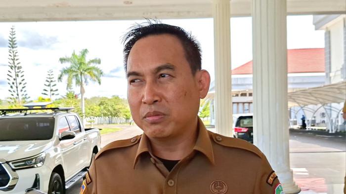 GAJI ASN - Sekda Halmahera Timur, Maluku Utara, Ricky Chairul Richfat saat diwawancarai di depan Kantor Bupati, Jalan Pusat Pemerintahan, Kecamatan Kota Maba, Rabu (10/6/2026).