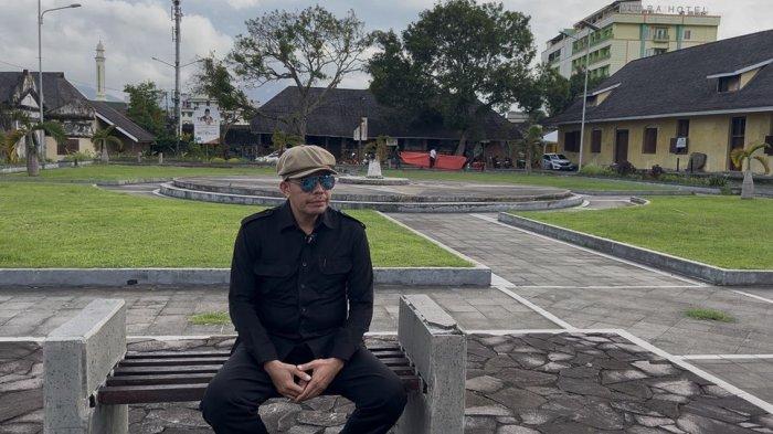 LOCAL EXPERIENCE - Budyawan sekaligus Sekretaris Dinas Pariwisata Kota Ternate, Rinto Taib ketika diwawancarai di Benteng Oranje, Kelurahan Gamalama, Kecamatan Ternate Tengah, Kota Ternate, Maluku Utara, Senin (8/12/2025).