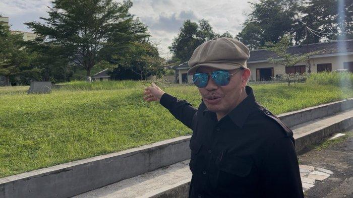 LOCAL EXPERIENCE - Budyawan sekaligus Sekretaris Dinas Pariwisata Kota Ternate, Rinto Taib ketika diwawancarai di Benteng Oranje, Kelurahan Gamalama, Kecamatan Ternate Tengah, Kota Ternate, Maluku Utara, Senin (8/12/2025).