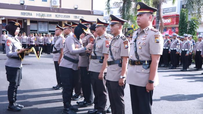 ROTASI POLRES TERNATE - Kapolres Ternate, AKBP Anita Ratna Yulianto saat mengucapkan selamat kepada perwira yang berganti, Jumat (21/11/2025).
