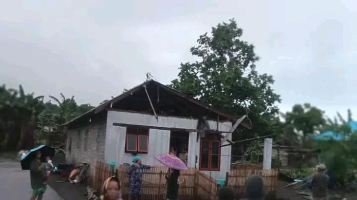 PUTING BELIUNG - Tampak salah satu rumah warga Desa Rabutdaiyo, Kecamatan Pulau Makian, Halmahera Selatan, Maluku Utara rusak diterpa puting beliung, Selasa (14/4/2026).