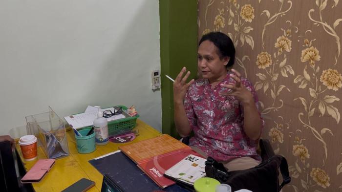 SAKSI KATA - Narasumber Saksi Kata Tribun Ternate episode 10, Gem, sebagai petugas lapangan yang setiap hari mendampingi mereka yang terkategori ODHIV (Orang Dengan HIV) di Kota Ternate, Maluku Utara.