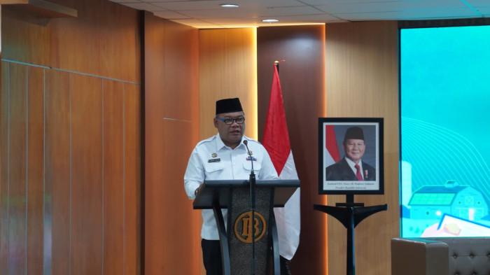 EKONOMI - Sekprov Malut Samsuddin A Kadir membacakan sambutan tertulis Gubernur Maluku Utara Sherly Laos, dalam pembukaan Kie Raha Economic Forum, di Aula Maitara Kantor Perwakilan Bank Indonesia (KPw BI) Malut, Rabu (20/5/2026).