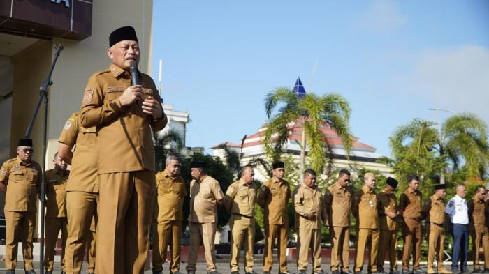 KELANGKAAN SOLAR - Wakil Gubernur Maluku Utara, Sarbin Sehe saat memimpin apel, Senin (30/3/2026).