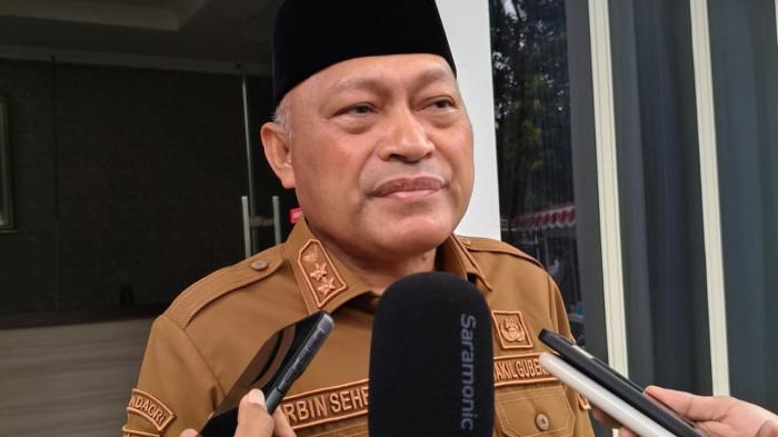 IZIN TAMBANG - Wakil Gubernur Maluku Utara, Sarbin Sehe, saat diwawancara awak media.