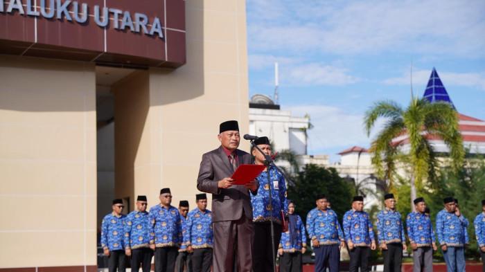 HARLAH 2026 - Wakil Gubernurn Maluku Utara Sarbin Sehe membacakan sambutan Kepala BPIP dalam upacara Hari Lahir Pancasila di halaman kantor Gubernur di Sofifi, Senin (1/6/2026).