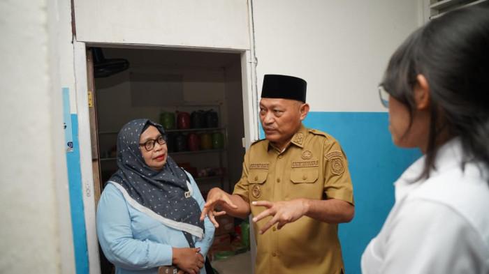 MBG - Aakil Gubernur Maluku Utara Sarbin Sehe melakukan inspeksi ke SPPG Desa Gorua Selatan, Kecamatan Tobelo Utara, Kabupaten Halmahera Utara.