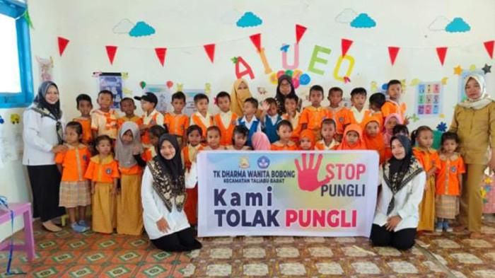 PUNGLI - Salah satu sekolah di Kabupaten Pulau Taliabu, Maluku Utara dipasangi spanduk tolak pungli.