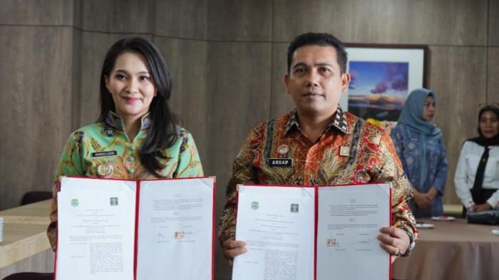 HUKUM - Gubernur Maluku Utara, Sherly Laos, bersama Kakanwil Kemenkumham Malut, Budi Argap Situngkir, menunjukkan dokumen perjanjian kerja sama percepatan pendirian Pos Bantuan Hukum (Bankum) di seluruh desa/kelurahan Malut.