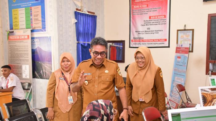 SIDAK - Wakil Walikota Tidore Kepulauan Ahmad Laiman S.Sos Melakukan inspeksi mendadak (sidak) di Dinas Kependudukan & Capil untuk memastikan pelayanan terhadap masyarakat tetap terjaga dan optimal, Selasa (21/10/2025).