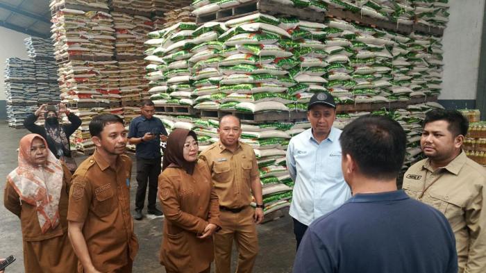 IDUL ADHA - Suasana inspeksi mendadak (sidak) di Pasar Higienis Gamalama, Pasar Bastiong, distributor sembako Firma Agung, hingga gudang Bulog di Kota Ternate menjelang Hari Besar Keagamaan Nasional (HBKN) Iduladha 1447 Hijriah/2026 Masehi. Foto diperoleh dari Disperindag Malut.