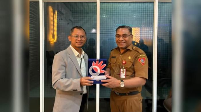 SMART CITY- Potret Kepala Dinas Diskominfo Kota Ambon Ronald Lekransy bersama Telkom Witel Sumalut,Guruh Adhi Laksana, saat melakukan pertemuan bersama membahas strategi untuk menciptakan smart city di Kota Ambon, Selasa (4/11/2025).