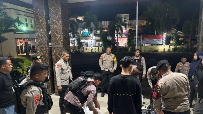 MIRAS - Satuan Samapta Polres Ternate kembali menggagalkan upaya peredaran minuman keras miras jenis cap tikus di wilayah Kota Ternate seorang pelaku dan barang bukti diamankan ke Polres, Senin (13/4/2026).