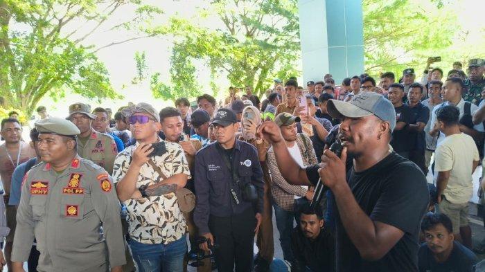 DEMO - Gabungan sopir truk lintas kabupaten/kota di Halmahera menggelar aksi unjuk rasa di Kantor Gubernur dan DPRD Maluku Utara untuk memprotes kelangkaan Biosolar dan mahalnya Dexlite. Massa aksi menyebut harga Biosolar yang seharusnya Rp6.800 per liter dijual hingga Rp20 ribu akibat dugaan penimbunan BBM subsidi oleh oknum tertentu, Senin (11/5/2026).