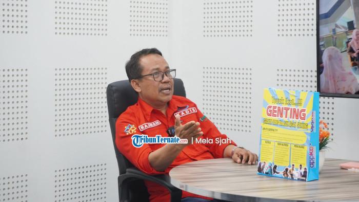 TAMU TRIBUN - Kepala DPPKB Kota Ternate Rajman Makka di podcast Tamu Tribun bertajuk 