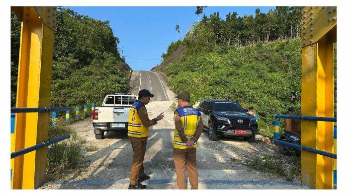 Sekda Halmahera Timur dan Kadis PUPR Tinjau Kondisi Jembatan Kali Beb Maba Selatan