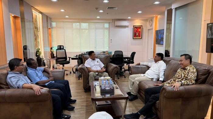 KUNKER - Bupati Halmahera Timur Ubaid Yakub didampingi Sekda Ricky Chairul Richfat melakukan kunjungan kerja di Inspektorat Jenderal, Kementerian ESDM Jakarta, Selasa (19/5/2026) istimewa