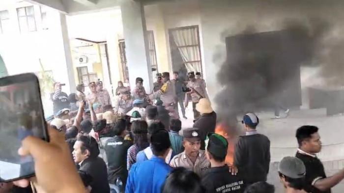 UNJUK RASA - Puluhan massa aksi saling dorong dengan sejumlah anggota kepolisian dalam aksi penolakan kenaikan harga BBM di halman Kantor DPRD Halmahera Selatan, Maluku Utara, Senin (15/6/2026).