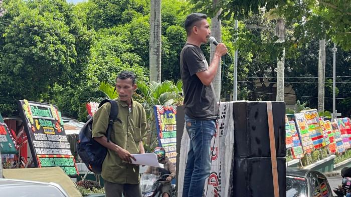 Massa aksi dari Front Anti Korupsi Maluku Utara saat melakukan aksi unjuk rasa di Kejaksaan Tinggi Maluku Utara, Kelurahan Stadion, Kecamatan Ternate Tengah, Kota Ternate, Senin (3/11/2025). Mereka desak Kejati Malut untuk panggil mantan Sekretaris Dewan (Sekwan) DPRD Maluku Utara, Abubakar Abdullah.