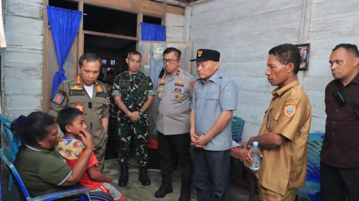 HALTENG - Wagub Maluku Utara Sarbin Sehe bersama Wakapolda Maluku Utara Brigjen Pol Stephen M Napiun, Danrem 152 Baabullah Ternate Brigjen TNI Enoh Solehudin dan Bupati Halmahera Tengah Ikram Malam Sangadji menemui warga yang sempat bertikai di Kecamatan Patani Barat, Halteng, Sabtu (4/4/2026). Dua kelompok warga di Patani sempat bentrok pada Jumat (3/4/2026). 