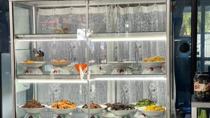 Salah satu warung makan yang merupakan usaha komersial skala kecil bagi pelaku UMKM di Kota Ternate, Maluku Utara juga ikut merasakan dampak anjloknya rupiah, Senin (8/6/2026).