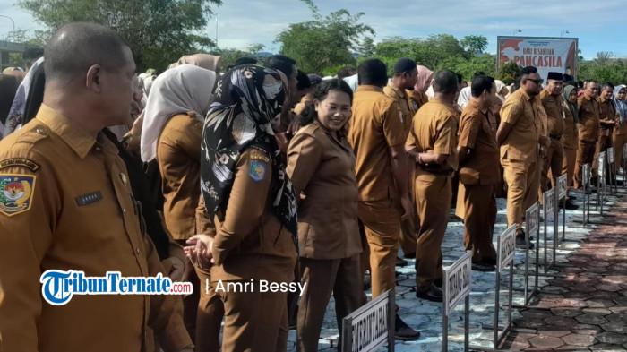 ARAHAN: Pegawai Pemkab Halmahera Timur pada apel Jumat (2/1/2025) pagi.