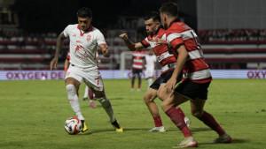 Aksi-Ciro-Alves-pada-laga-Malut-United-vs-Madura-United.jpg