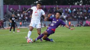 Aksi-Ciro-Alves-pada-laga-Persik-Kediri-vs-Malut-United.jpg