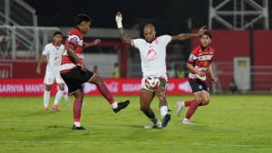 Aksi-David-da-Silva-pada-laga-Malut-United-vs-Madura-United.jpg