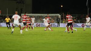 Aksi-aksi-bintang-Malut-United-saat-menjamu-Madura-United.jpg