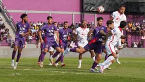 Aksi-penggawa-Malut-United-saat-berhadapan-Persik-Kediri.jpg