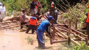 BPBD-Pulau-Taliabu-dan-warga-buat-akses-jembatan-darurat-di-wilayah-Desa-Beringin-Jaya.jpg