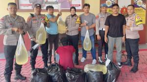 Barang-bukti-miras-jenis-cap-tikus-dan-pemiliknya-diamankan-Polsek-Ternate-Selatan.jpg