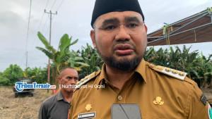 Bupati-Halmahera-Selatan-ketika-memberi-respons-terhadap-2-KK-bertahan-di-tenda-Kemensos.jpg