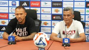Gustavo-Franca-dan-Coach-Hendri-Susilo-pada-sesi-jumpa-pers-Malut-United.jpg