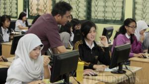 Ilustrasi-belajar-mengajar-guru-siswa-kelas-11-murid.jpg