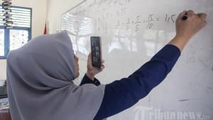 Ilustrasi-guru-belajar-mengajar-siswa-murid.jpg