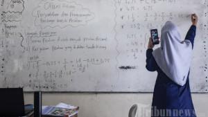 Ilustrasi-guru-siswa-kelas-belajar-mengajar.jpg