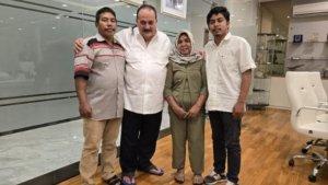 Iram-galela-minta-maaf-ke-Haji-Robert.jpg