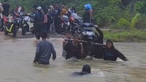 Jalan-di-Desa-Beringin-Jaya-Taliabu-Barat-Laut-banjir.jpg