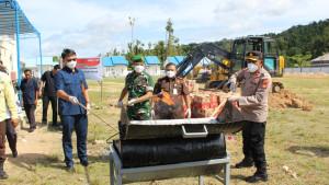 Kajari-Pulau-Taliabu-Nurwinardi-pimpin-agenda-pemusnahan-barang-bukti-5-perkara.jpgKajari-Pulau-Taliabu-Nurwinardi-pimpin-agenda-pemusnahan-barang-bukti-5-perkara-01.jpg
