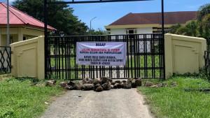 Kantor-DPRD-Halmahera-Selatan-dipalang.jpg