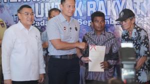 Menko-IPK-Agus-Harimurti-Yudhoyono-menyerahkan-10-sertipikat-hak-atas-tanah-secara-simbolis.jpg
