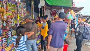Omzet-pedagang-petasan-di-Morotai.jpg