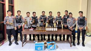 Polisi-di-Pulau-Taliabu-kembali-sita-puluhan-botol-whisky-dari-atas-KM-Sabuk-Nusantara-57.jpg