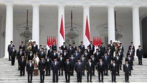Presiden-Prabowo-Subianto-didampingi-Wakil-Presiden-Gibran-Rakabuming-Raka-berfoto-bersama-Menteri.jpg