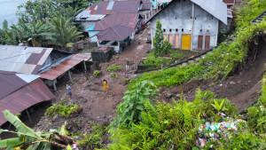 Rumah-warga-di-Desa-Talapon-Kecamatan-Makian-Barat-Halmahera-Selatan-tertimpa-tanah-longsor-01.jpg